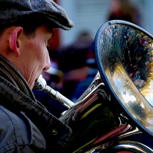 Homme soufflant dans un instrument à vent - Belgique  - collection de photos clin d'oeil, catégorie portraits